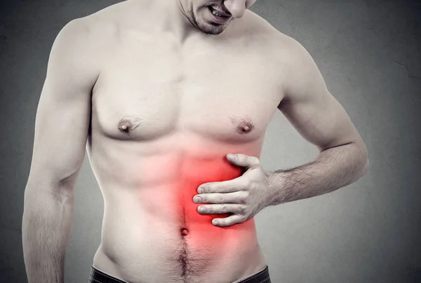 Hombre Muscular Con Dolor Estómago Sobre Fondo Gris — Foto de Stock