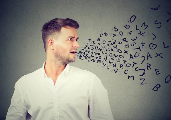Hombre hablando con letras del alfabeto que salen de su boca — Foto de Stock