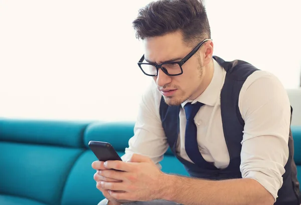 Homme confus lisant un message sur smartphone — Photo
