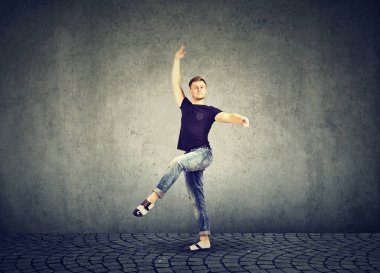 Denim giyim dans şık genç adam 