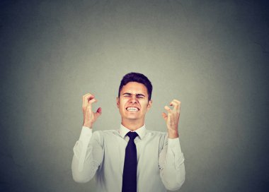 Hayal kırıklığı içinde bağıran kızgın iş adamı
