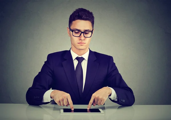 Hombre de negocios escribiendo con los dedos en su tableta —  Fotos de Stock