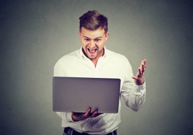 heyecanlı adam onun laptop büyük haber okuma 