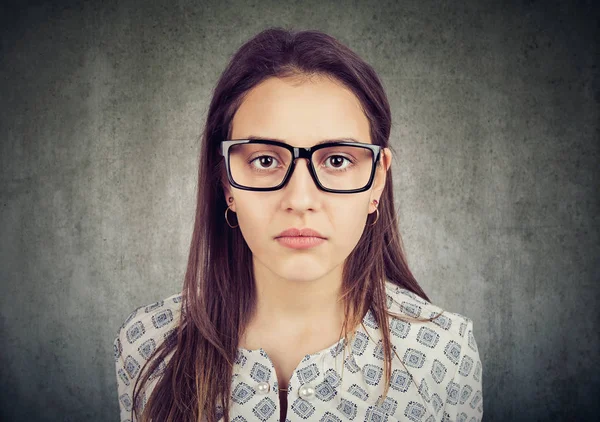 Seriös ser ung kvinna i glasögon — Stockfoto