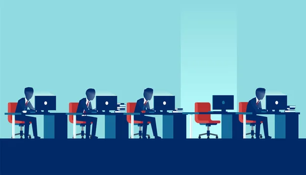 Vektor av personer som arbetar på datorer på kontoret med ett tomt skrivbord — Stock vektor