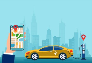 Şehirdeki şarj istasyonunu bulmak için akıllı telefon kullanan bir elektrikli arabanın sahibi. 