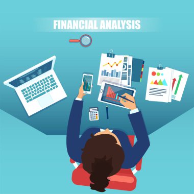 Başarılı bir kalkınma için finansal analiz, istatistik ve strateji üzerinde çalışan bir iş kadınının üst görüşü. 