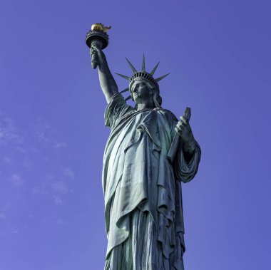 Özgürlük heykeli. Liberty (özgürlük dünyanın; aydınlatıcı heykeli Fransızca: La Libert clairant le monde) New York, Amerika Birleşik Devletleri New York limanındaki Liberty adasında devasa bir neoklasik heykel.. 