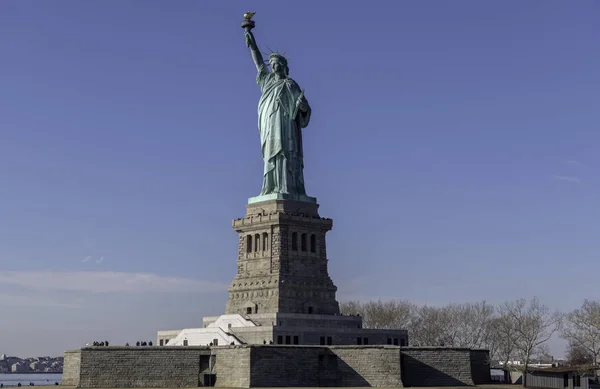 自由の女神像 リバティー啓発世界の像フランス語 Libert Clairant モンド紙 ニューヨーク アメリカ合衆国のニューヨーク湾のリバティ島に巨大な新古典主義彫刻 — ストック写真