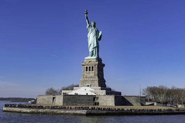 自由の女神像 リバティー啓発世界の像フランス語 Libert Clairant モンド紙 ニューヨーク アメリカ合衆国のニューヨーク湾のリバティ島に巨大な新古典主義彫刻 — ストック写真