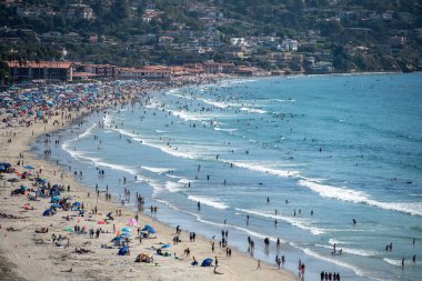 San Diego, California, ABD 'de yoğun bir plaj. Burası güneşli bir yaz gününde La Jolla..