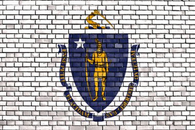 Massachusetts bayrağı tuğla duvara boyanmış.