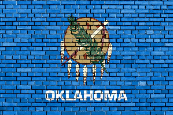Oklahoma bayrağı tuğla duvara boyanmış.