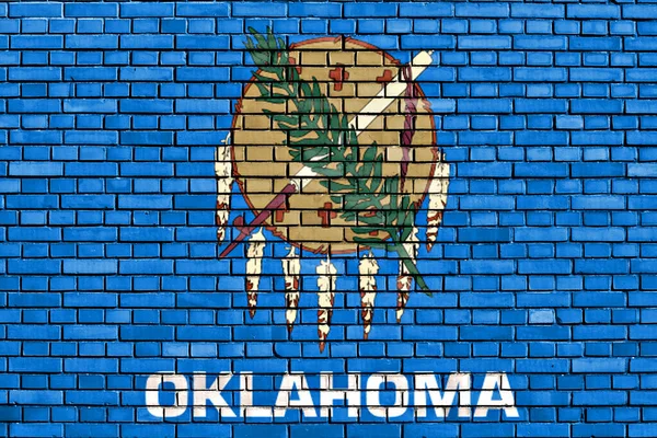 Oklahoma bayrağı tuğla duvara boyanmış.