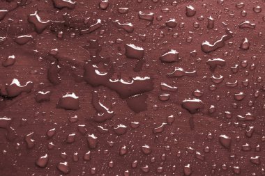 Marsala metalik yüzeyine su damlaları