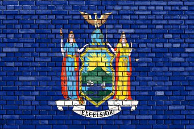 New York bayrağı tuğla duvara boyanmış.