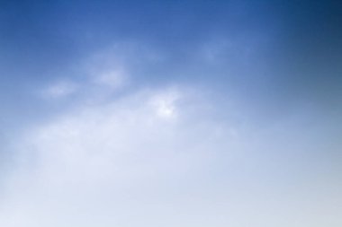 Bulutlu mavi gökyüzü