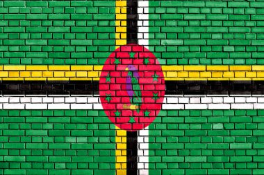 Dominica bayrağı tuğla duvara boyanmış