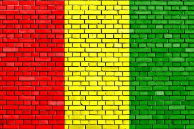 Duvara boyanmış Gine bayrağı