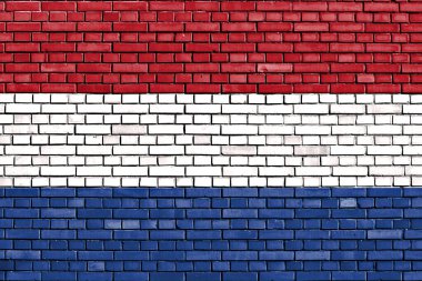 Hollanda bayrağı tuğla duvara boyanmış.