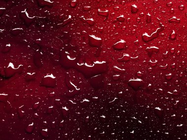 Su kırmızı metalik yüzeye düşer