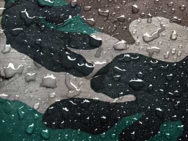 Yağmur damlalarıyla kamuflaj deseni