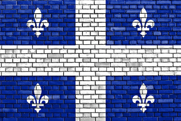 Quebec bayrağı tuğla duvara boyanmış.