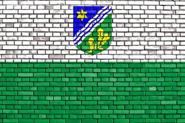 Tartu ilçesinin bayrağı tuğla duvara boyanmış.