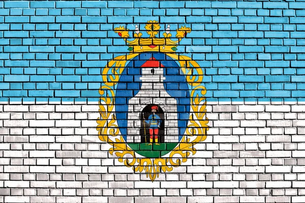 レンガの壁に描かれたキスクンフェレイザの旗 — ストック写真