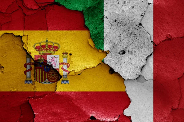 スペインとイタリアの旗が割れた壁に描かれています — ストック写真
