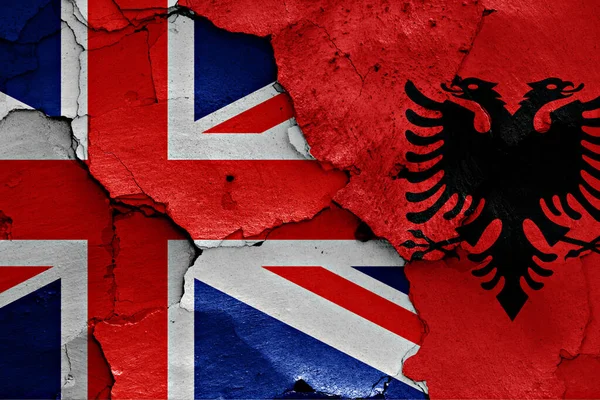 Flagge Von Großbritannien Und Albanien Auf Rissige Wand Gemalt — Stockfoto