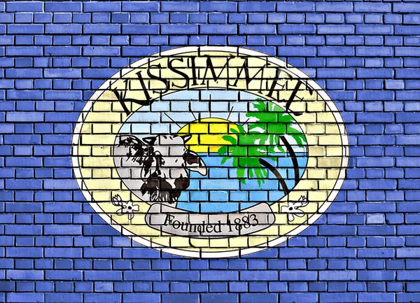 Kissimmee bayrağı tuğla duvara boyanmış.