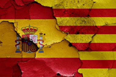 Kırık duvarda İspanya ve Katalonya bayrakları