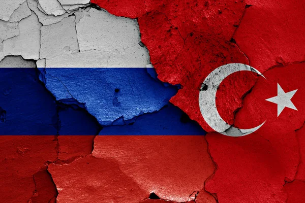 Kırık Duvarda Rusya Türkiye Bayrakları — Stok fotoğraf
