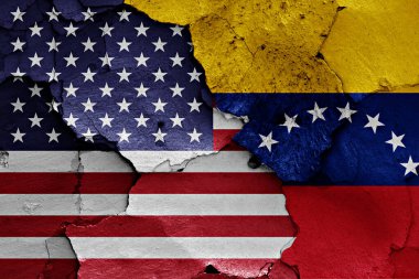 Kırık duvarda ABD ve Venezuela bayrakları