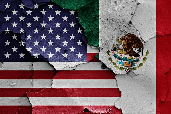 Flaggen Der Usa Und Mexikos Auf Rissige Mauer Gemalt — Stockfoto