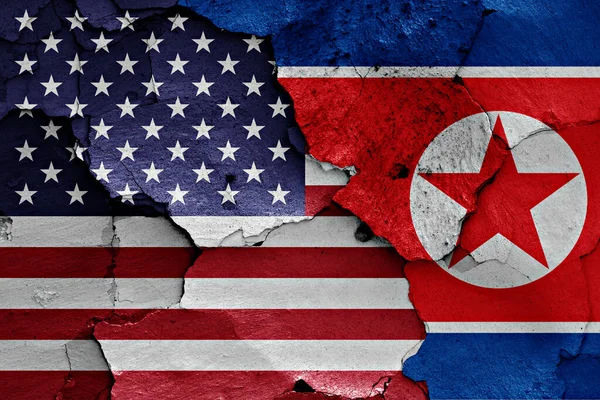 Прапори Сполучених Штатів Північної Кореї Намальовані Зламаній Стіні — стокове фото