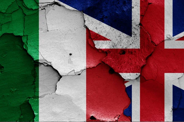 Flagi Włoch Wielkiej Brytanii Malowane Pękniętej Ścianie — Zdjęcie stockowe