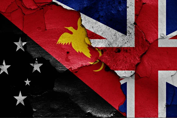 巴布亚新几内亚和联合王国的国旗画在裂开的墙上 — 图库照片