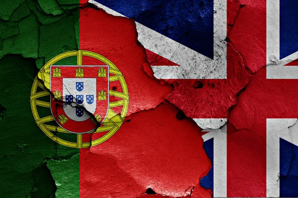 Bandeiras Portugal Reino Unido Pintadas Parede Rachada — Fotografia de Stock