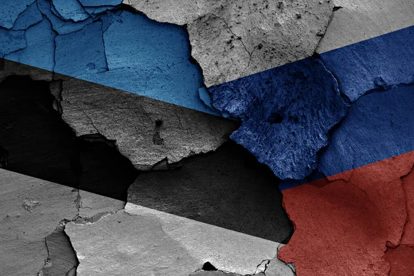 爱沙尼亚和俄罗斯的国旗挂在裂开的墙上 — 图库照片