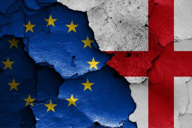 Kırık duvarda AB ve İngiltere bayrakları