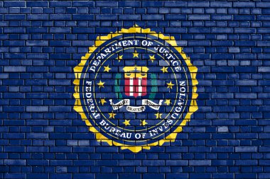 FBI bayrağı tuğla duvara boyanmış.