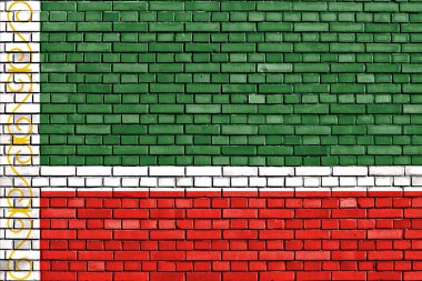 Çeçenistan bayrağı tuğla duvara boyanmış.