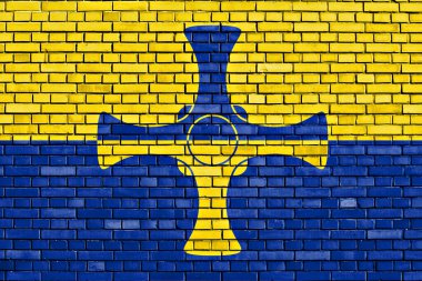 Durham ilçesinin bayrağı tuğla duvara boyanmış.