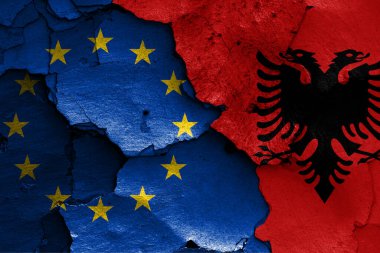 Kırık duvara AB ve Arnavutluk bayrakları boyanmış