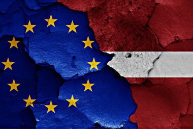 Kırık duvarda AB ve Letonya bayrakları