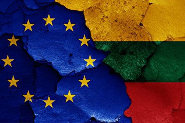 Kırık duvarda AB ve Litvanya bayrakları