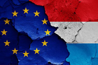 Kırık duvarda AB ve Lüksemburg bayrakları