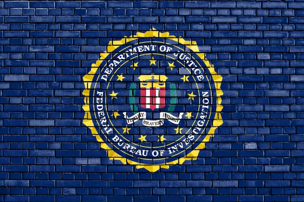 FBI bayrağı tuğla duvara boyanmış.